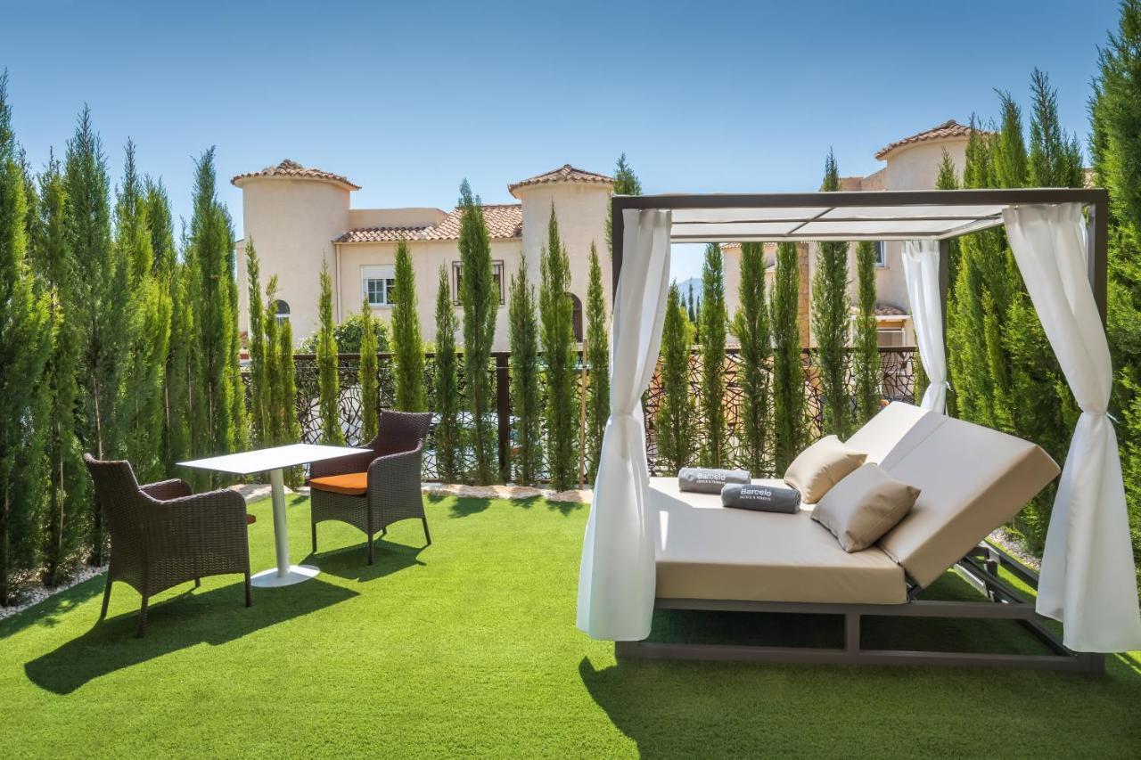Barcelo La Nucia Hills 호텔 외부 사진 Artificial grass in a garden